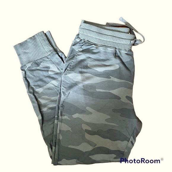 Splendid Supersoft Camo Jogger - Picture 5 of 10